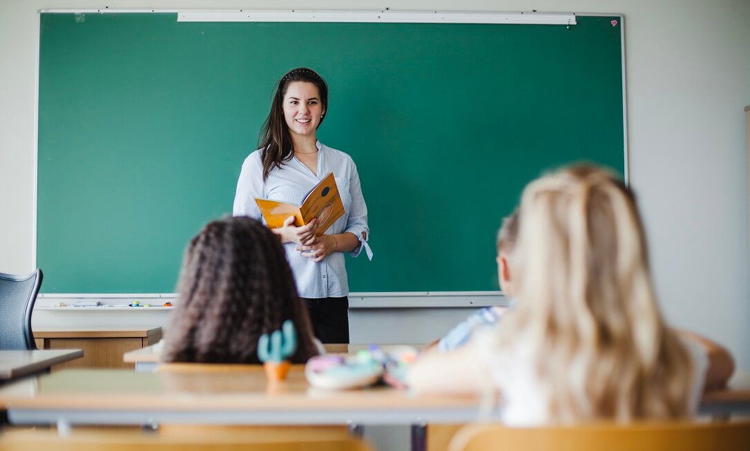 enseignante dans une salle de classe