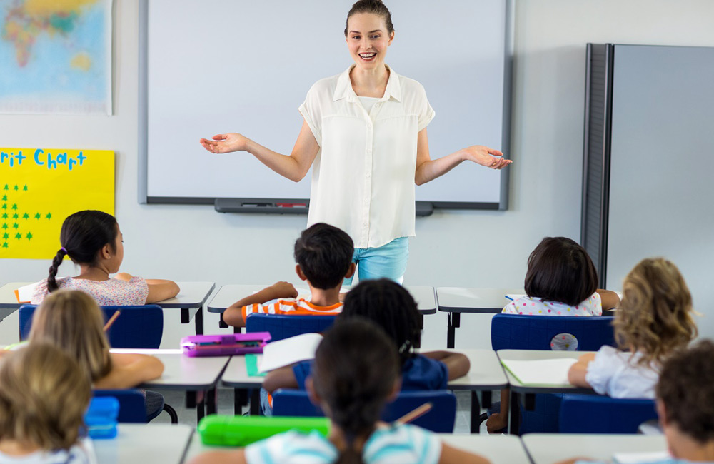 enseignante dans une classe