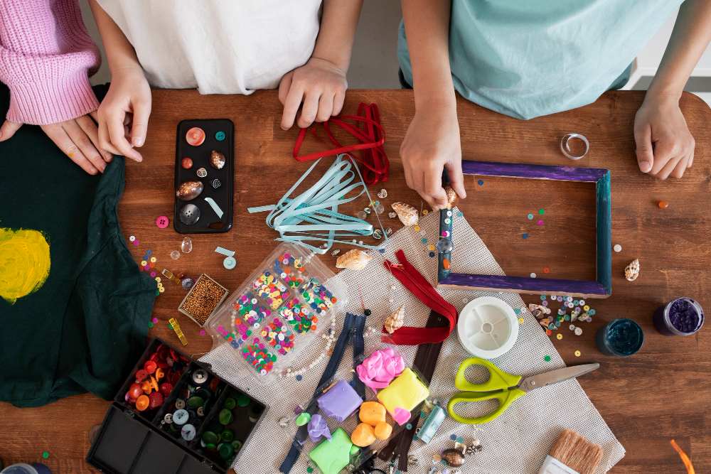 Atelier de bricolage pour fête de fin d'année scolaire